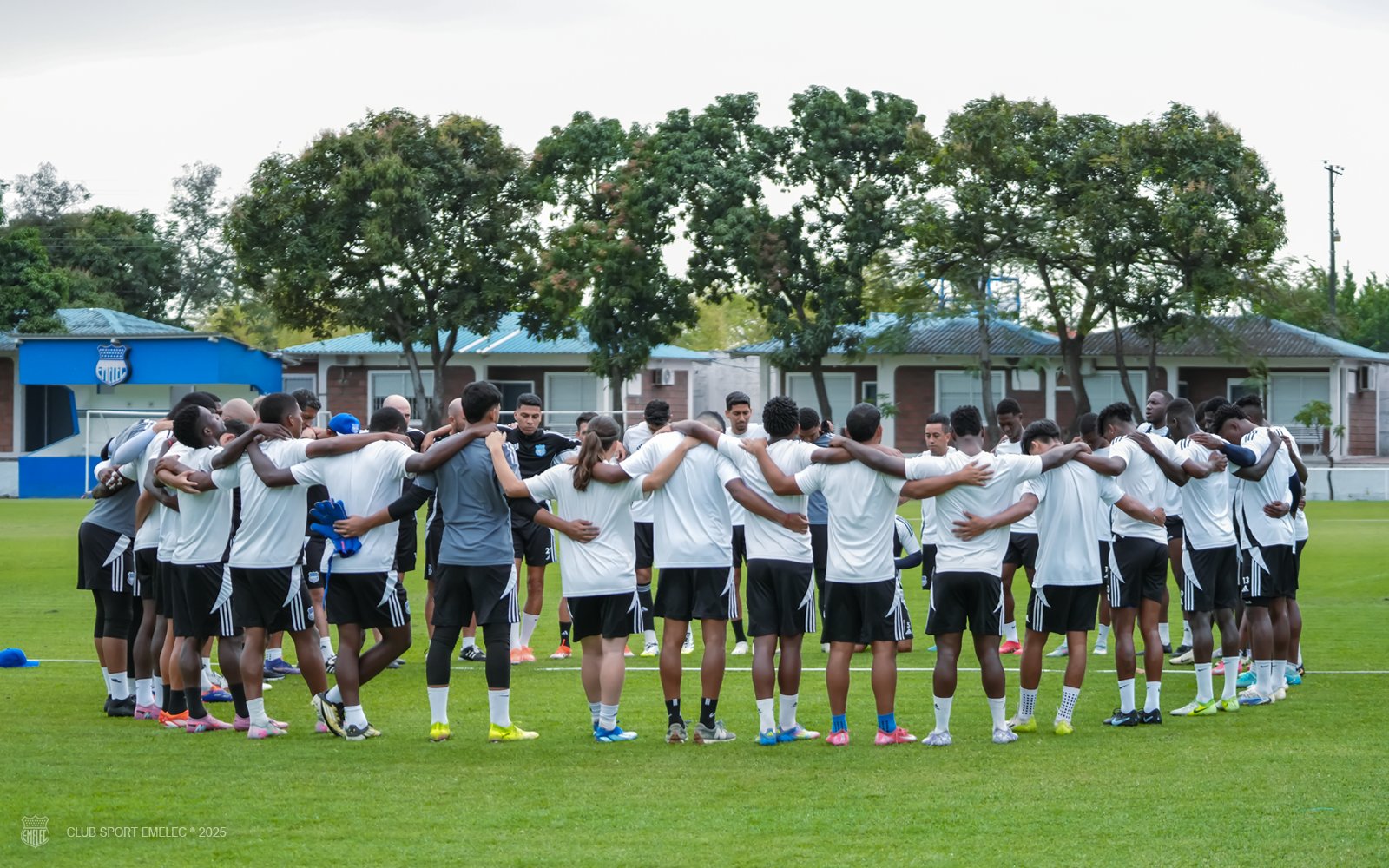Jugadores no entrenan y Guzmán asume Comisión de Fútbol Jugadores no entrenan y Guzmán asume Comisión de Fútbol