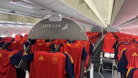 Los pasajeros de un vuelo a México reciben un inesperado obsequio: ¡la nueva camiseta de la selección española! Los pasajeros de un vuelo a México reciben un inesperado obsequio: ¡la nueva camiseta de la selección española!