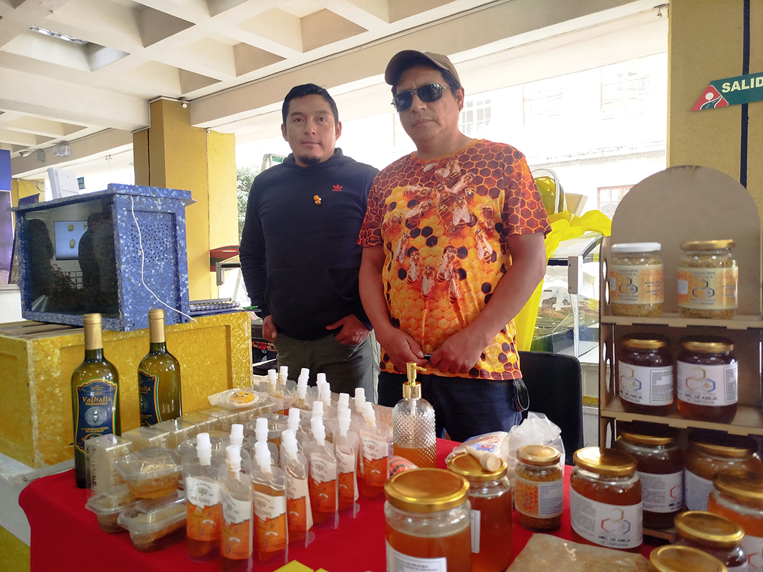 Apicultores impulsan economía y cuidan el ambiente Apicultores impulsan economía y cuidan el ambiente