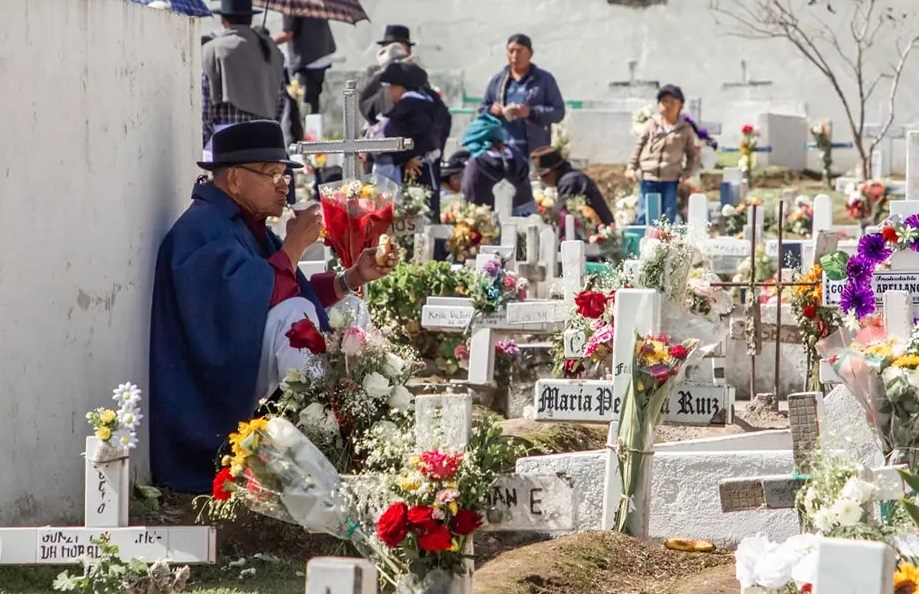 Homenaje y honor a los difuntos Homenaje y honor a los difuntos