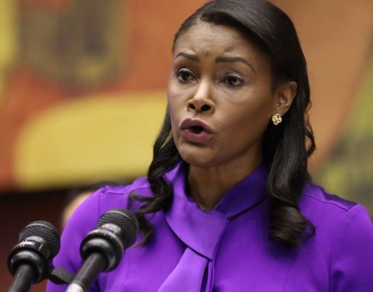 Diana Salazar plantea la necesidad de cambio constitucional para enfrentar la mafia Diana Salazar plantea la necesidad de cambio constitucional para enfrentar la mafia