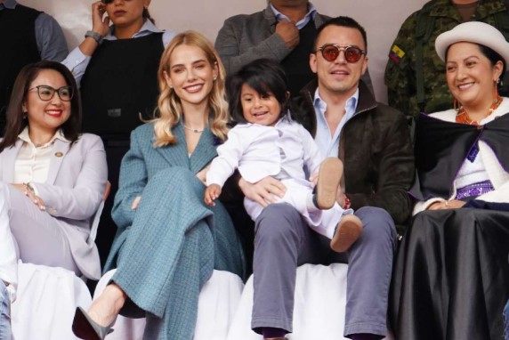 Ambato celebró el desfile con Daniel Noboa como invitado Ambato celebró el desfile con Daniel Noboa como invitado