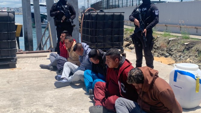 Hallan embarcaciones con doble fondo cargadas de droga frente a Manta Hallan embarcaciones con doble fondo cargadas de droga frente a Manta