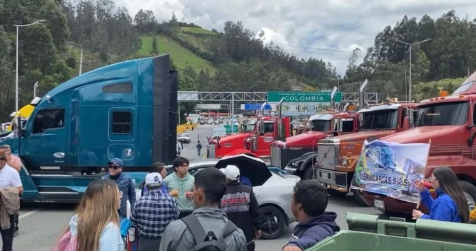 Protestas generan bloqueos en el puente internacional de Rumichaca Protestas generan bloqueos en el puente internacional de Rumichaca