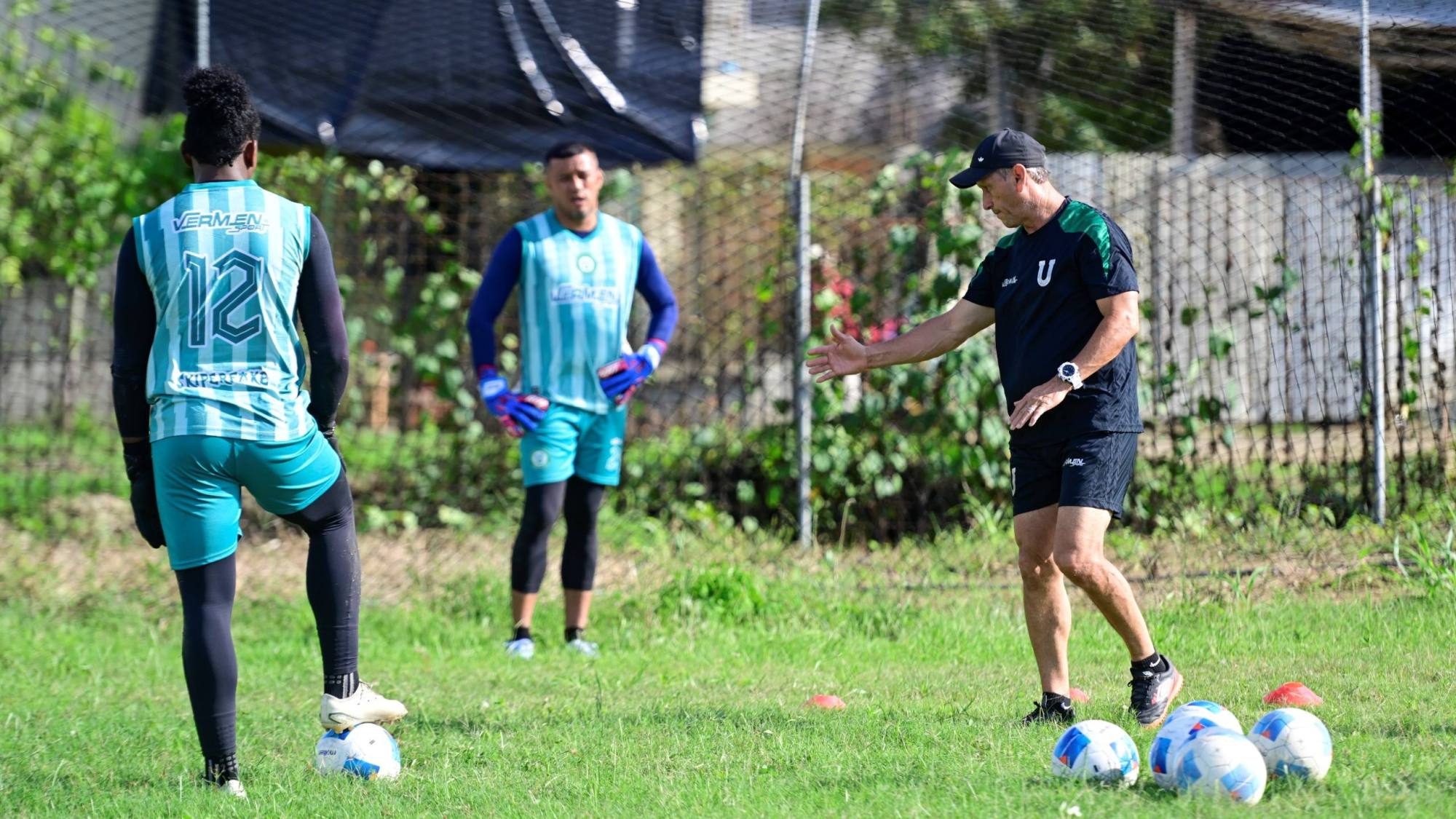 Liga de Portoviejo refuerza sus tres palos para la Serie B Liga de Portoviejo refuerza sus tres palos para la Serie B