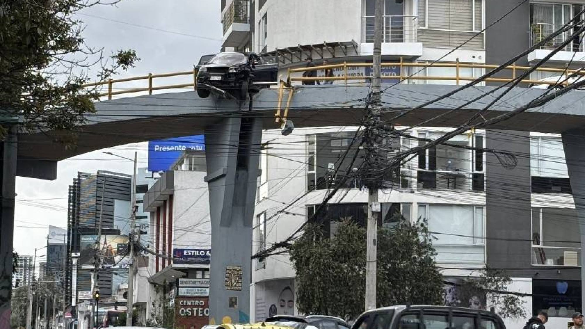 Vehículo Suspendido en Paso a Desnivel en Quito Norte Vehículo Suspendido en Paso a Desnivel en Quito Norte