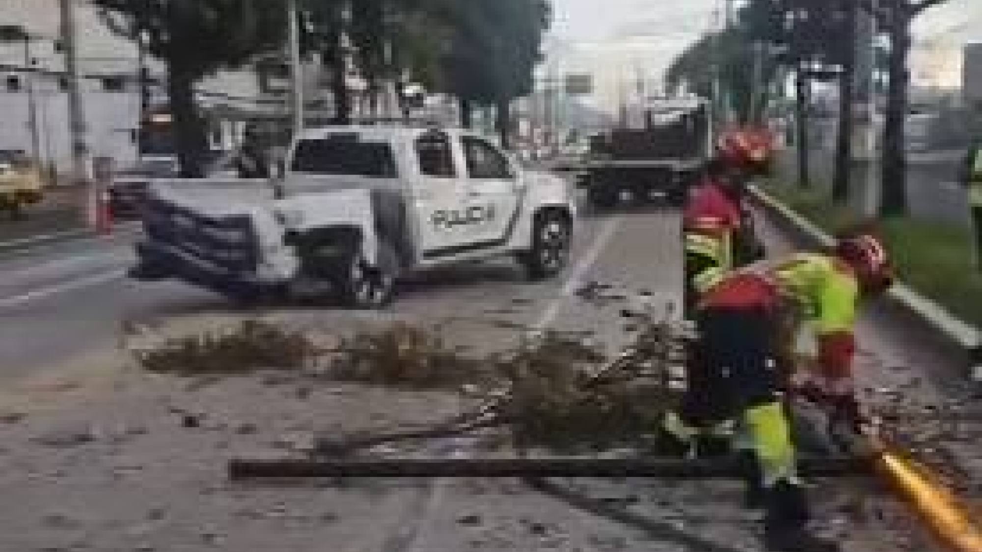 Volcamiento de Patrullero en Quito: Dos Heridos en Accidente Volcamiento de Patrullero en Quito: Dos Heridos en Accidente