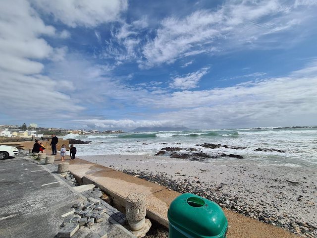 Scenic parking area at Small Bay Beach, Bloubergstrand, site of recent verbal assault. Scenic parking area at Small Bay Beach, Bloubergstrand, site of recent verbal assault.