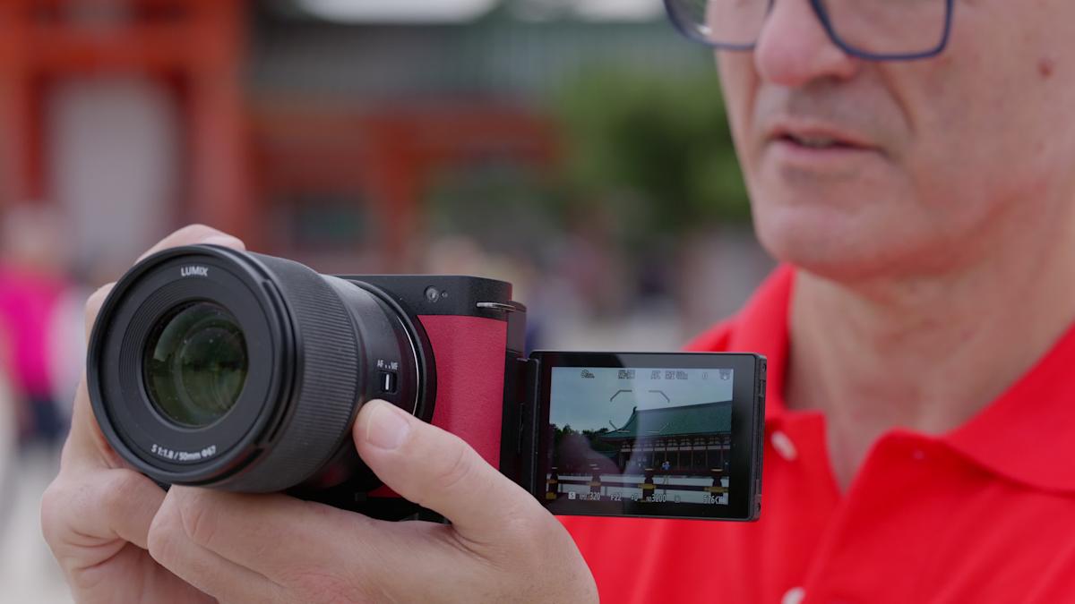 A robust creator digicam with a patented LUT simulation button A robust creator digicam with a patented LUT simulation button