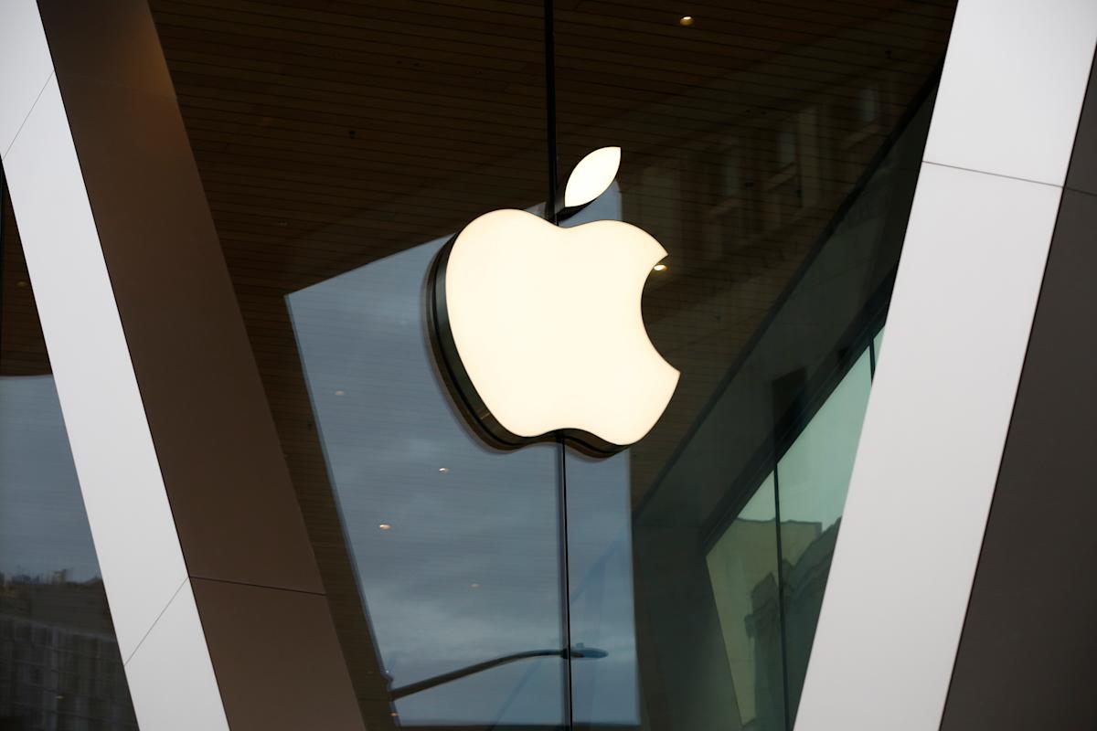 Apple reinstates Epic’s developer account two days after banning it Apple reinstates Epic’s developer account two days after banning it