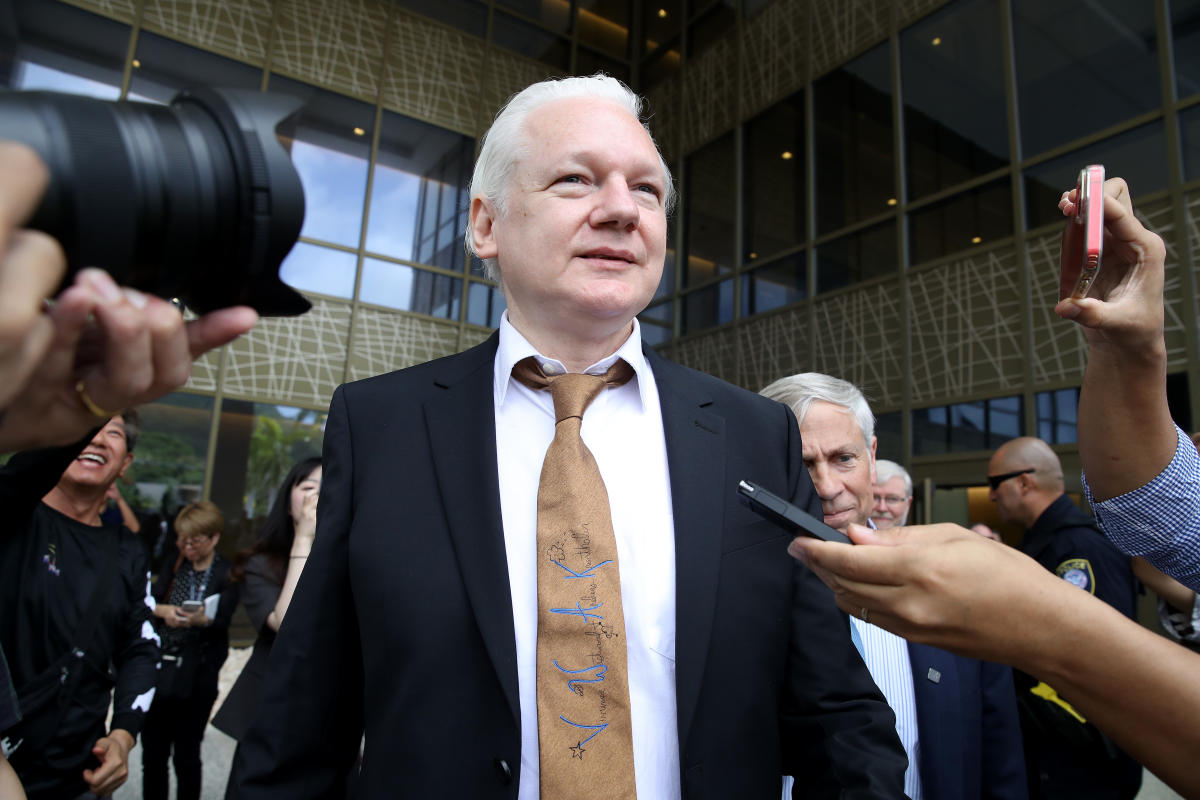 Julian Assange pleads responsible to espionage however defends himself in court docket Julian Assange pleads responsible to espionage however defends himself in court docket