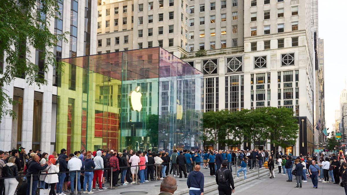 Apple cuts over 700 jobs following its automobile and show mission closures Apple cuts over 700 jobs following its automobile and show mission closures