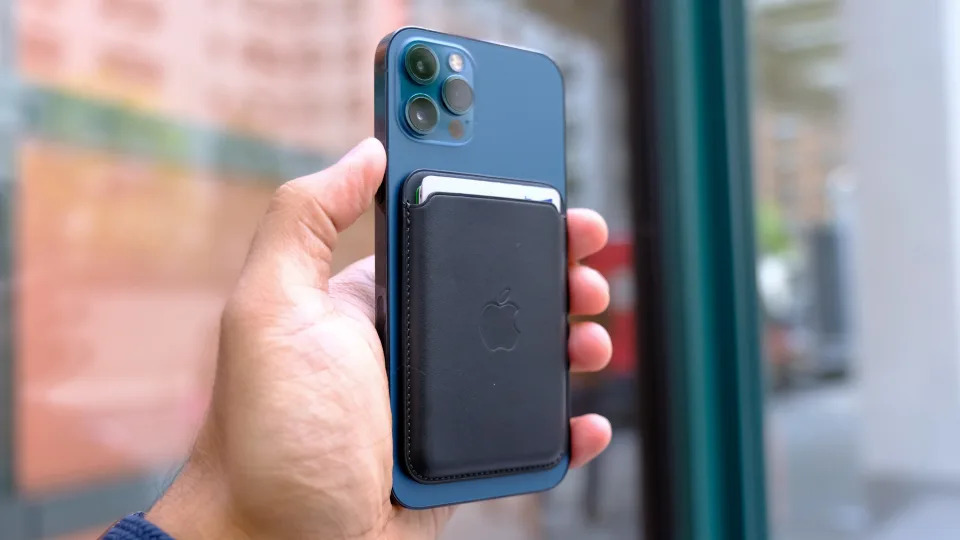 Apple’s iPhone 12 can now cost wirelessly at 15W with non-MagSafe chargers Apple’s iPhone 12 can now cost wirelessly at 15W with non-MagSafe chargers
