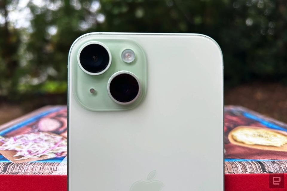 iOS 17.5.1 fixes reappearing picture bug iOS 17.5.1 fixes reappearing picture bug