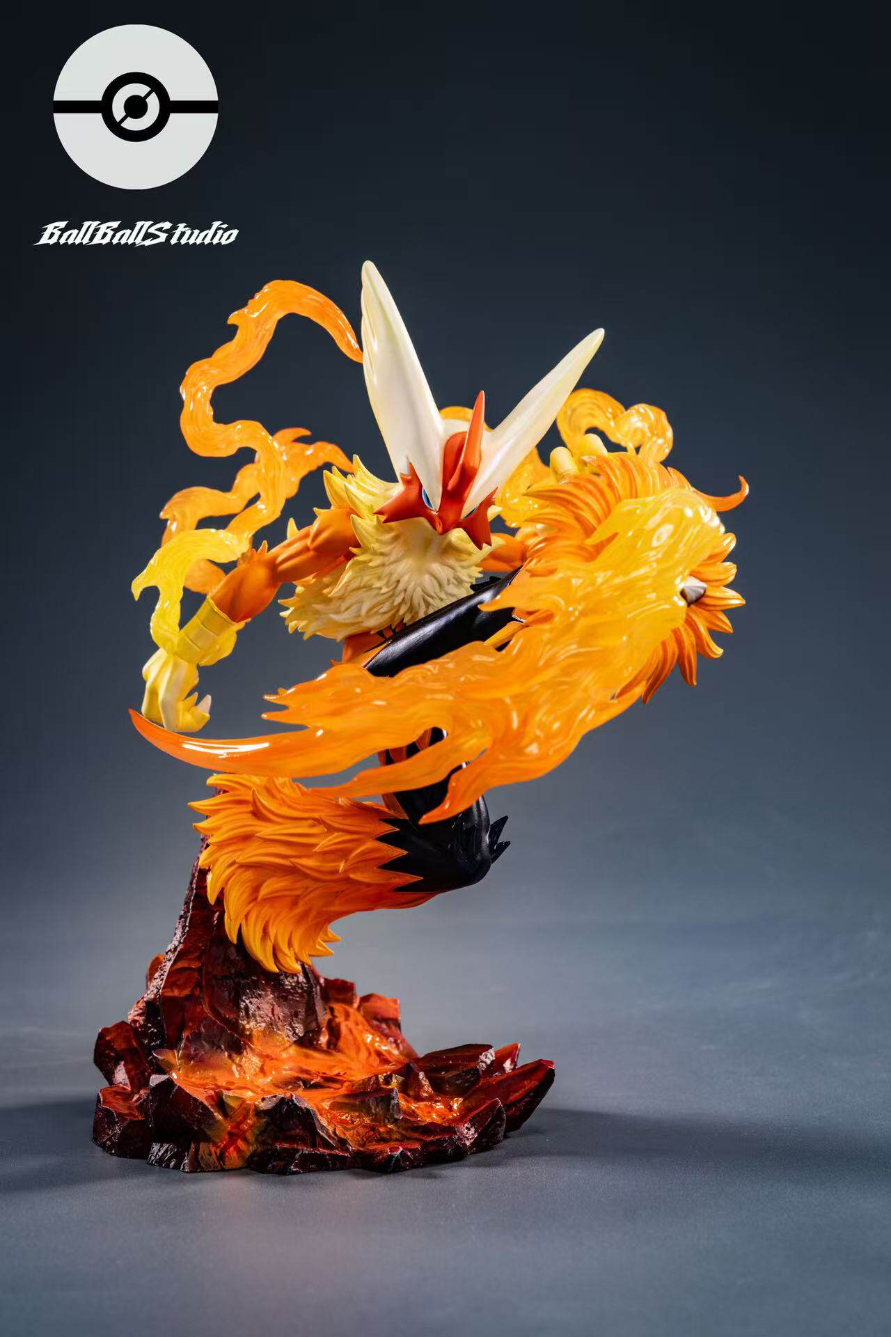 Ball Ball Studio - Blaziken Mega Pokémon