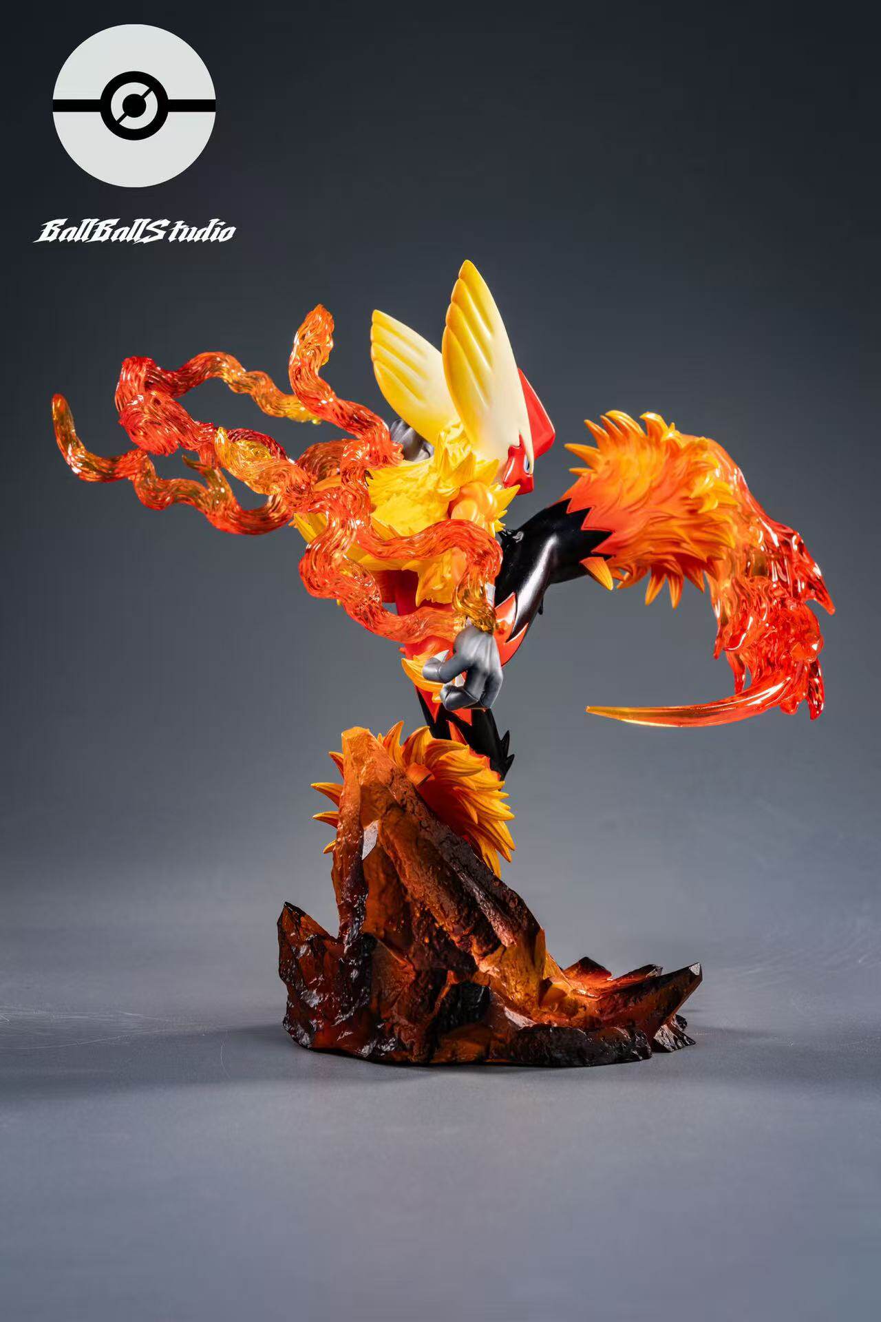Ball Ball Studio - Blaziken Mega Pokémon