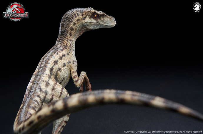 Wan Long Tang Studio - 1/10 Statue Jurassic Park III Female Velociraptor Licensed by Universal Pictures