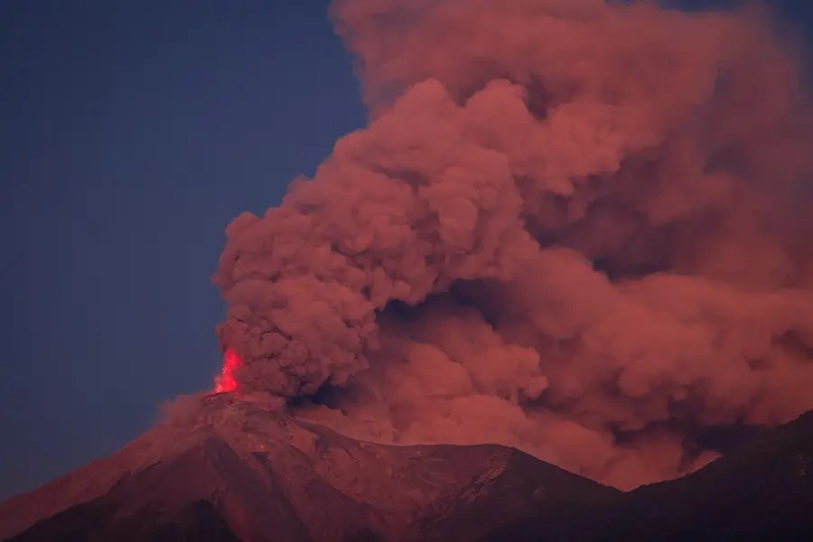 centenares de evacuados por erupción del Volcán de Fuego centenares de evacuados por erupción del Volcán de Fuego