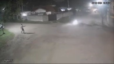 Vecino defiende a tiros a joven que fue asaltado por motochorros Vecino defiende a tiros a joven que fue asaltado por motochorros