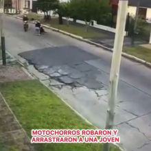Asaltan a una mujer y la tiran al piso Asaltan a una mujer y la tiran al piso