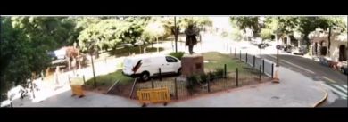 Una camioneta terminó en una plaza Una camioneta terminó en una plaza