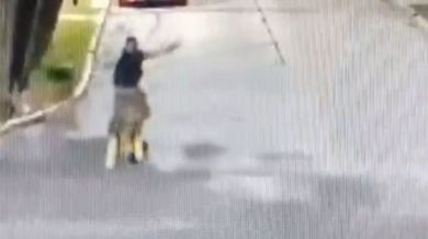 Le dio una patada a una mujer, le robó y lo detuvieron Le dio una patada a una mujer, le robó y lo detuvieron