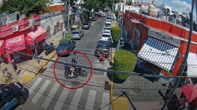 Caen dos sujetos armados y en una moto sin patente Caen dos sujetos armados y en una moto sin patente