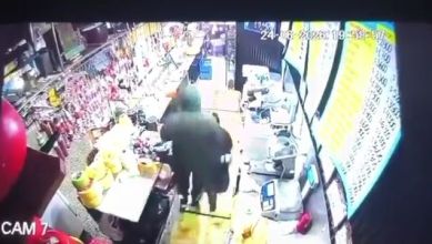 Cuatro delincuentes armados se llevaron la recaudación de un fiambrería y hasta se despidieron del personal Cuatro delincuentes armados se llevaron la recaudación de un fiambrería y hasta se despidieron del personal