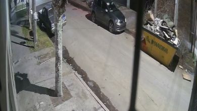 Brutal entradera a una familia: torturaron a un jubilado para exigirle dólares y escaparon con un millón de pesos Brutal entradera a una familia: torturaron a un jubilado para exigirle dólares y escaparon con un millón de pesos