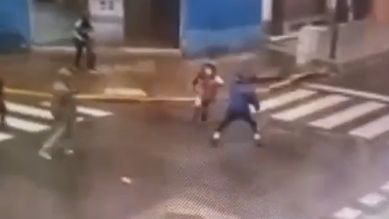Atacó a un vecino y a policías con una cuchilla de carnicero Atacó a un vecino y a policías con una cuchilla de carnicero