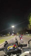 Persecución de película para detener a un motociclista Persecución de película para detener a un motociclista