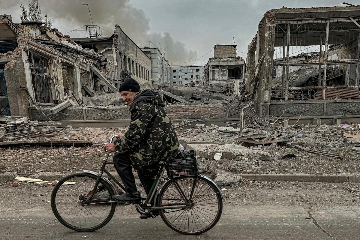 As Russian forces close in on Kurakhove, hundreds of residents remain in the front-line city As Russian forces close in on Kurakhove, hundreds of residents remain in the front-line city