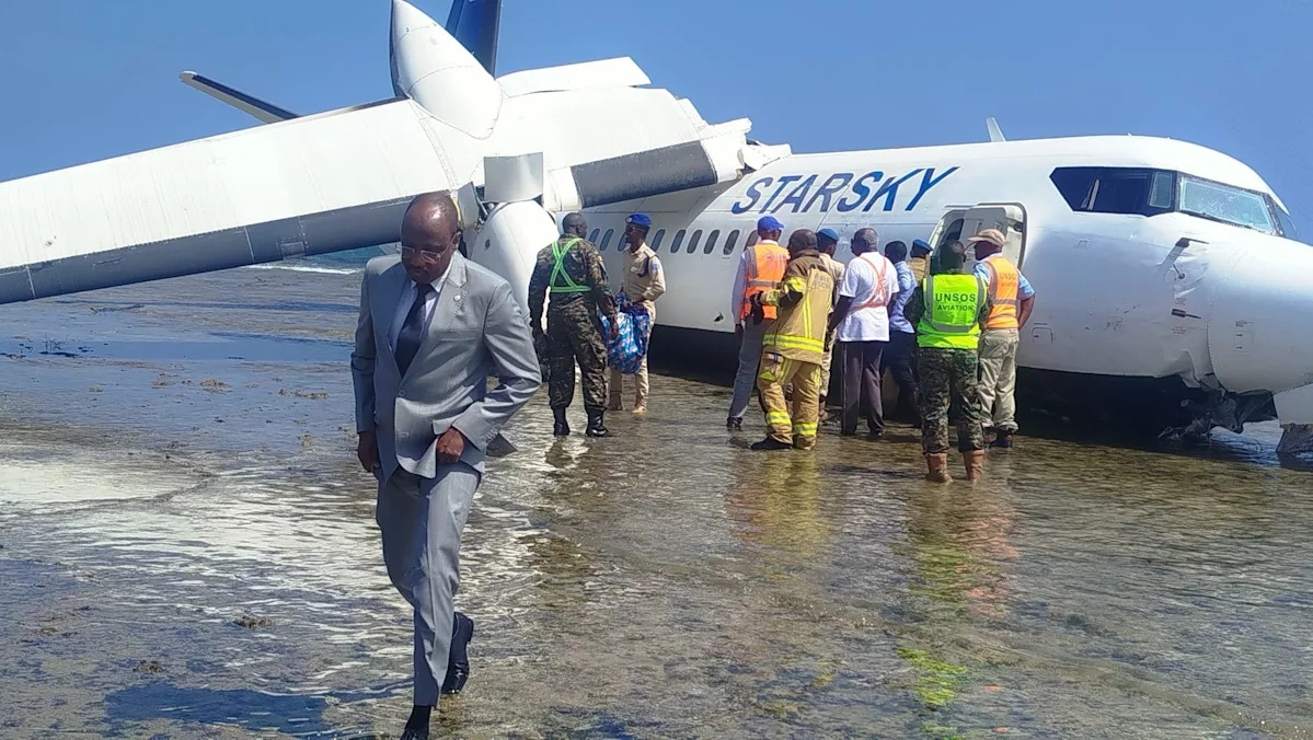 Pilot praised after crash-landing faulty Somali passenger plane on seashore Pilot praised after crash-landing faulty Somali passenger plane on seashore