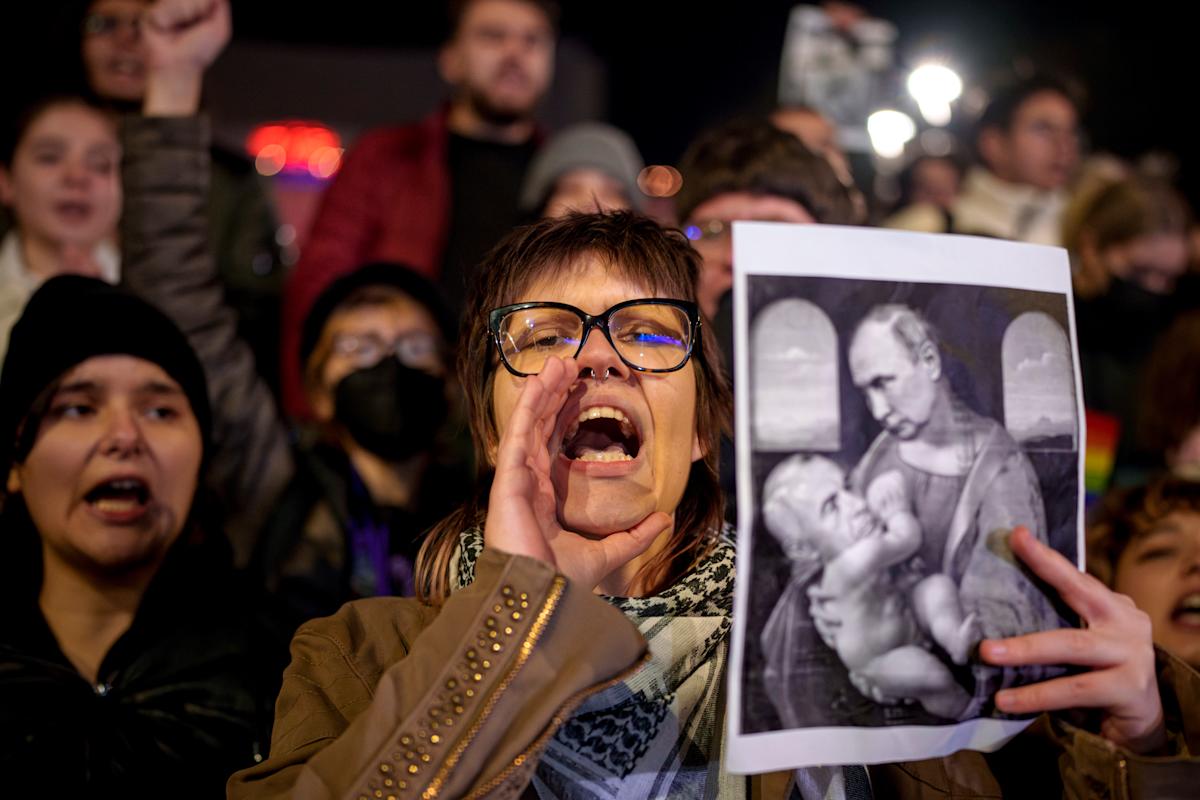 Romanians cast ballots in parliamentary election as turmoil in presidential race grips the nation Romanians cast ballots in parliamentary election as turmoil in presidential race grips the nation