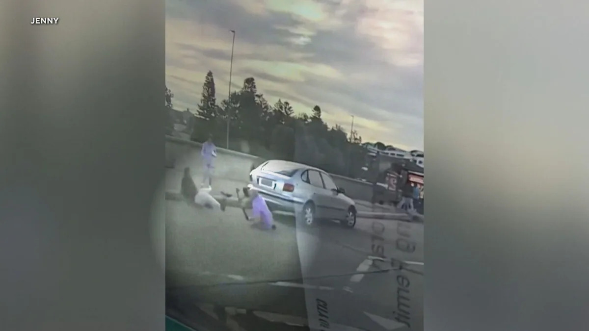 Video shows couple trying to stop Bondi attackers: “Bravery and selflessness” Video shows couple trying to stop Bondi attackers: “Bravery and selflessness”