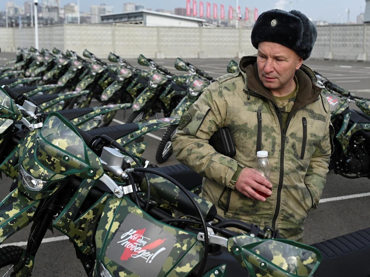 Russian soldiers are replacing tanks with motorcycles Russian soldiers are replacing tanks with motorcycles