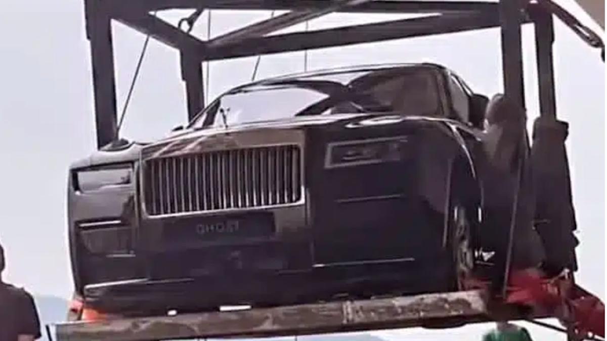 Chinese Billionaire Cranes Rolls-Royce Ghost to 44th-Floor Penthouse Chinese Billionaire Cranes Rolls-Royce Ghost to 44th-Floor Penthouse