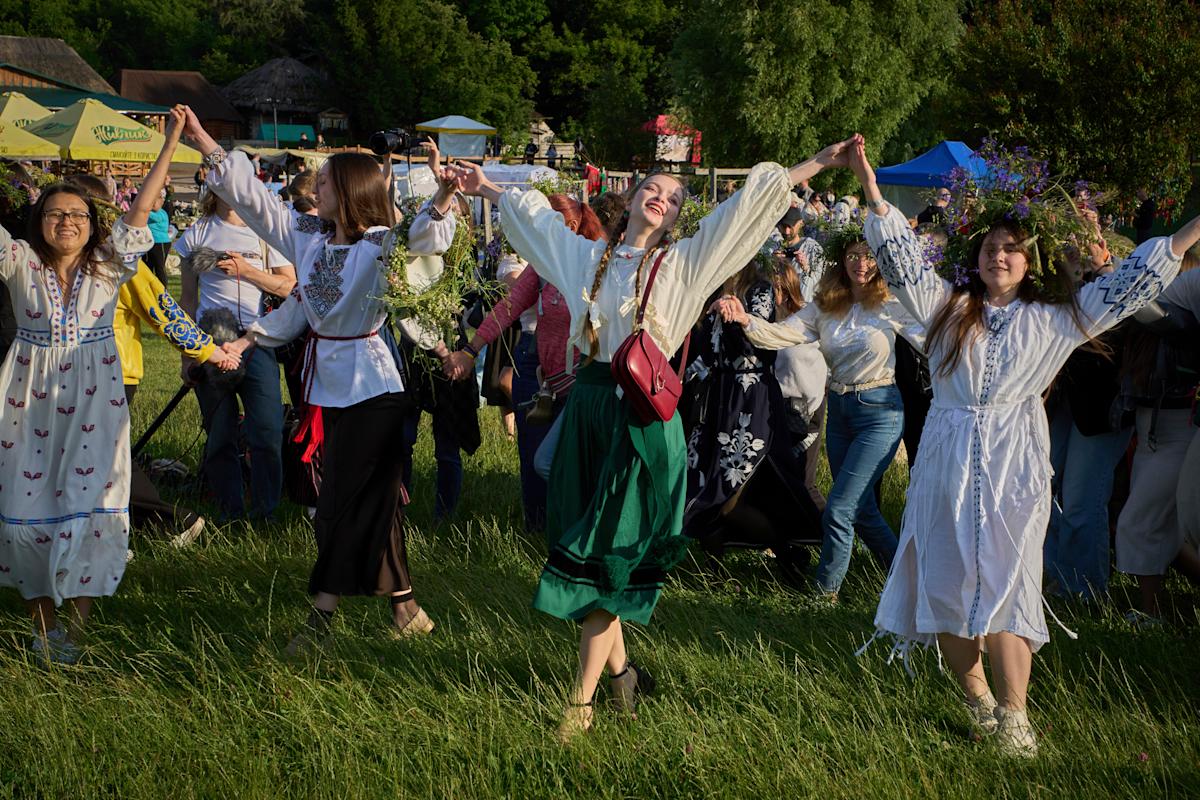 Ukrainians celebrate midsummer traditions with song, dance and fire Ukrainians celebrate midsummer traditions with song, dance and fire