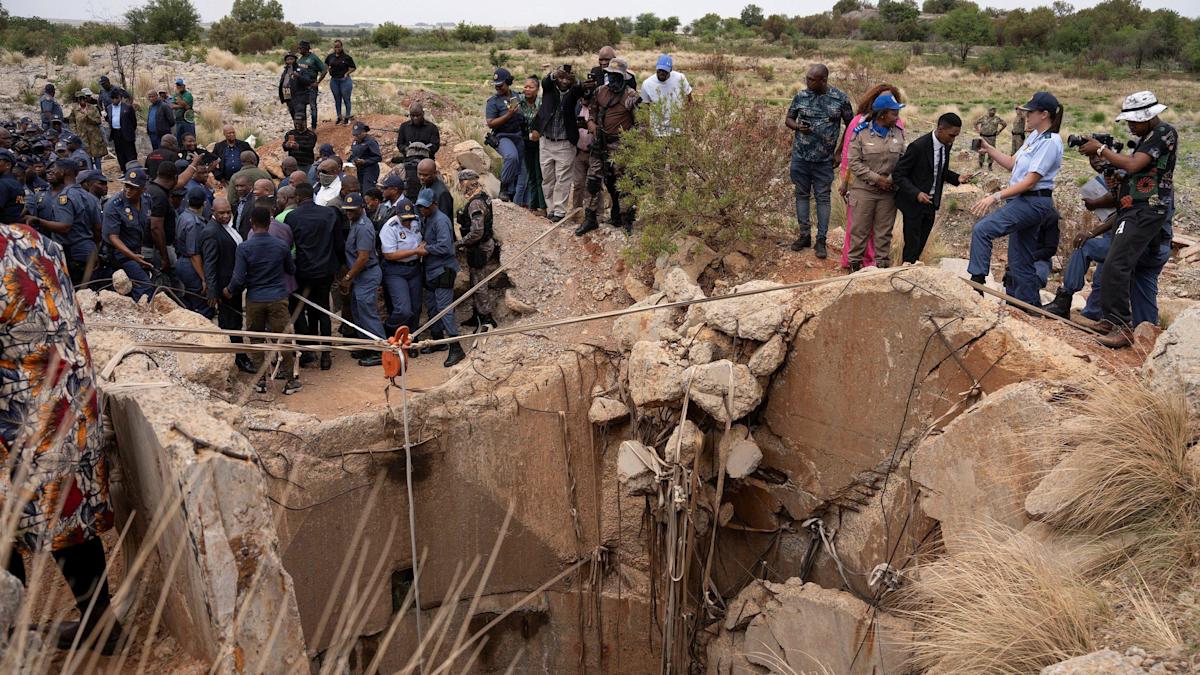Police blockade on South African miners lifted Police blockade on South African miners lifted
