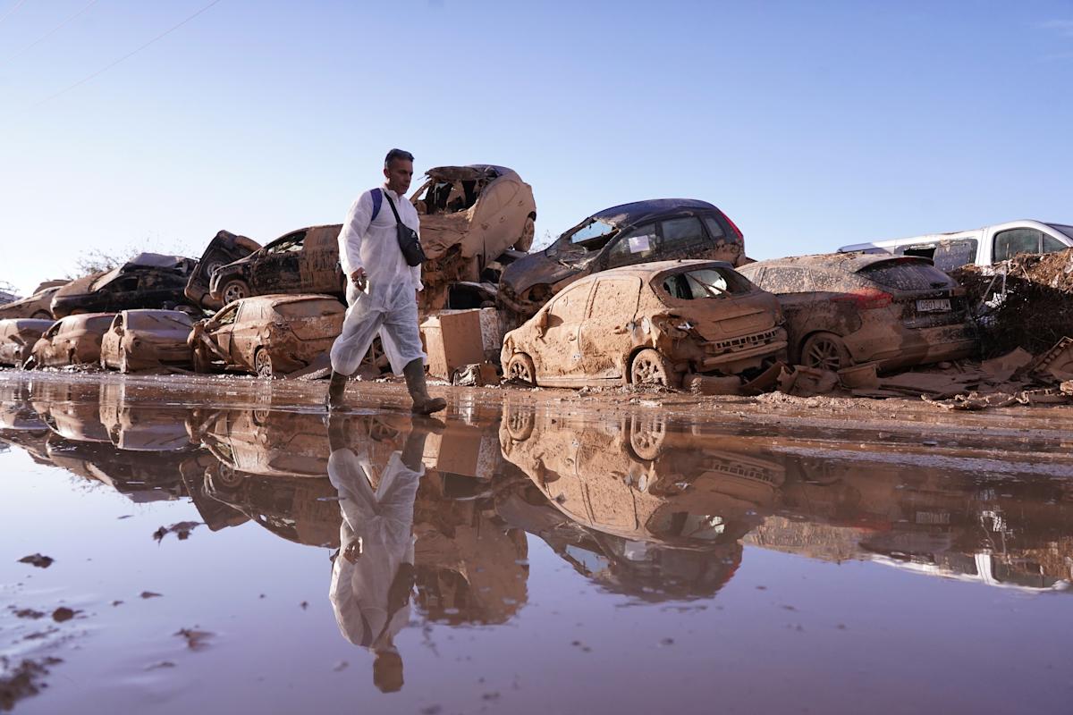 Spain to grant residency, work permits to potentially 25,000 immigrants affected by Valencia floods Spain to grant residency, work permits to potentially 25,000 immigrants affected by Valencia floods