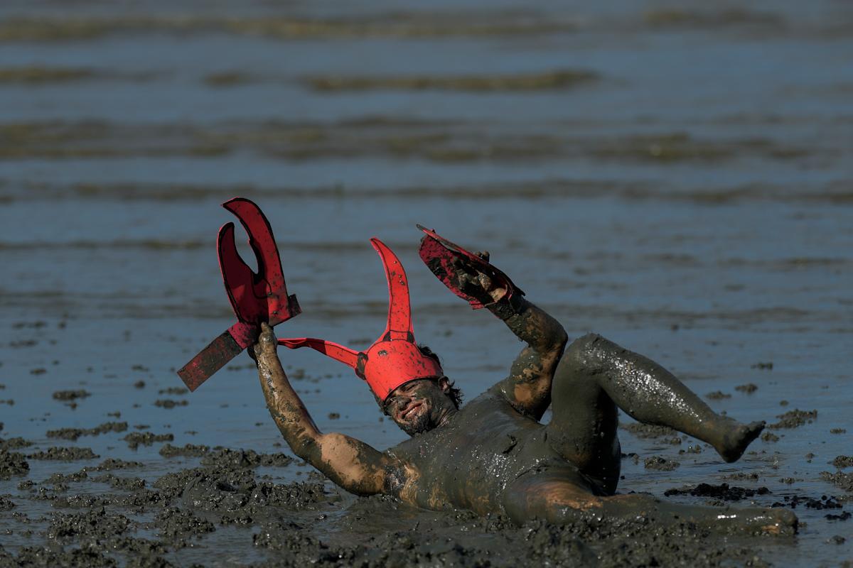 Mud-covered Carnival revelers are a strange sight in sleepy Brazilian town Mud-covered Carnival revelers are a strange sight in sleepy Brazilian town
