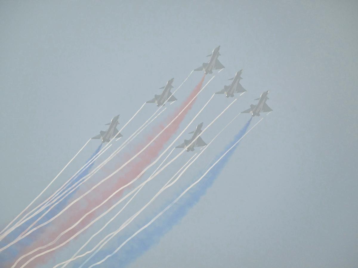 China’s big air show opened with a glitzy aerial display of its fighters, but crowds couldn’t see much in the smog China’s big air show opened with a glitzy aerial display of its fighters, but crowds couldn’t see much in the smog