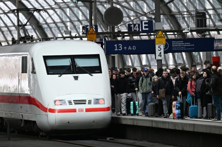 German state railway loss widens, passengers warned of trouble ahead German state railway loss widens, passengers warned of trouble ahead