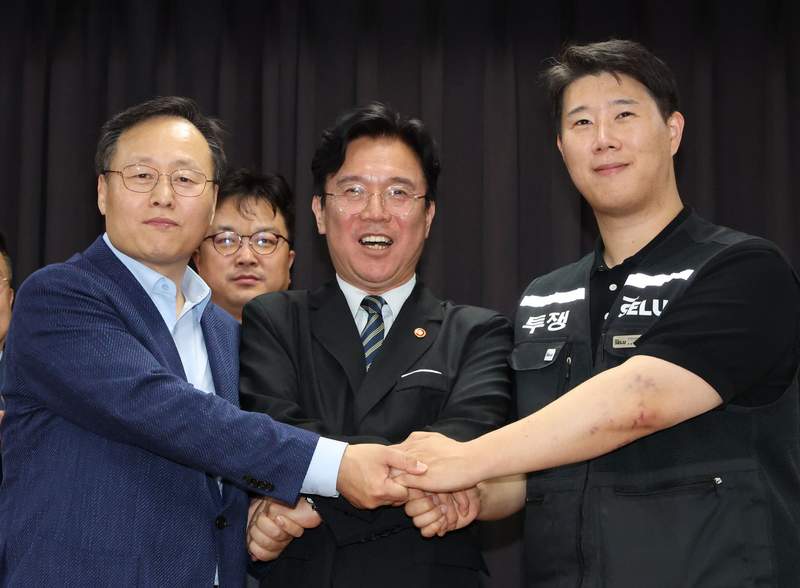 Samsung workers vote on hefty pay and bonus package Samsung workers vote on hefty pay and bonus package