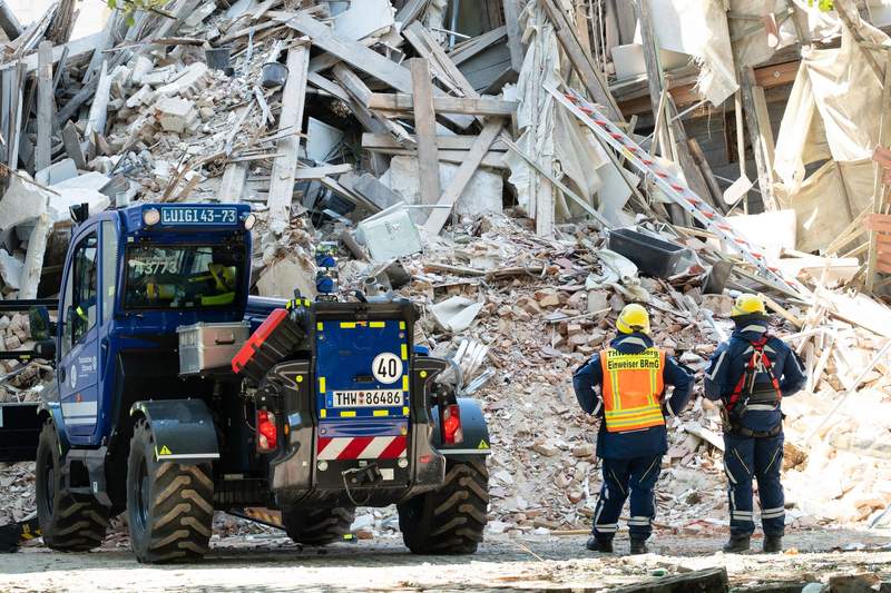 Search for missing trio resumes under collapsed building in Germany Search for missing trio resumes under collapsed building in Germany