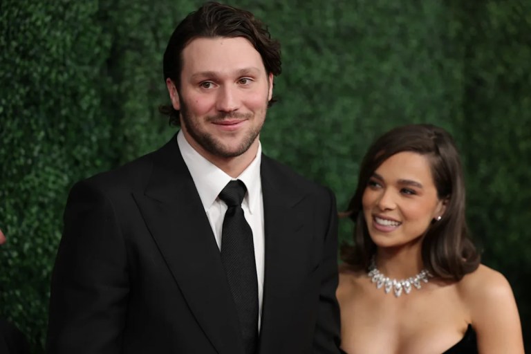 Josh Allen and Hailee Steinfield announce they’re expecting their first child Josh Allen and Hailee Steinfield announce they’re expecting their first child