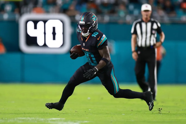 Dolphins WR Tyreek Hill suffers a graphic knee injury and is carted off, taken to hospital Dolphins WR Tyreek Hill suffers a graphic knee injury and is carted off, taken to hospital