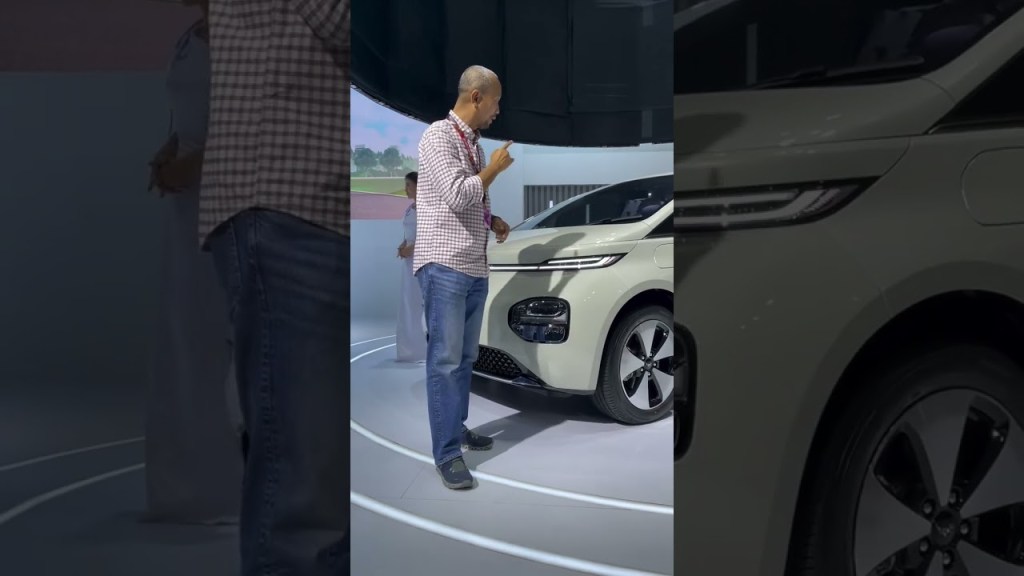 Wuling Cloud EV by Fitra Eri , tidak sabar nunggu mobil ini dirakit dan dijual di Indonesia Di IIMS Wuling Cloud EV by Fitra Eri , tidak sabar nunggu mobil ini dirakit dan dijual di Indonesia Di IIMS