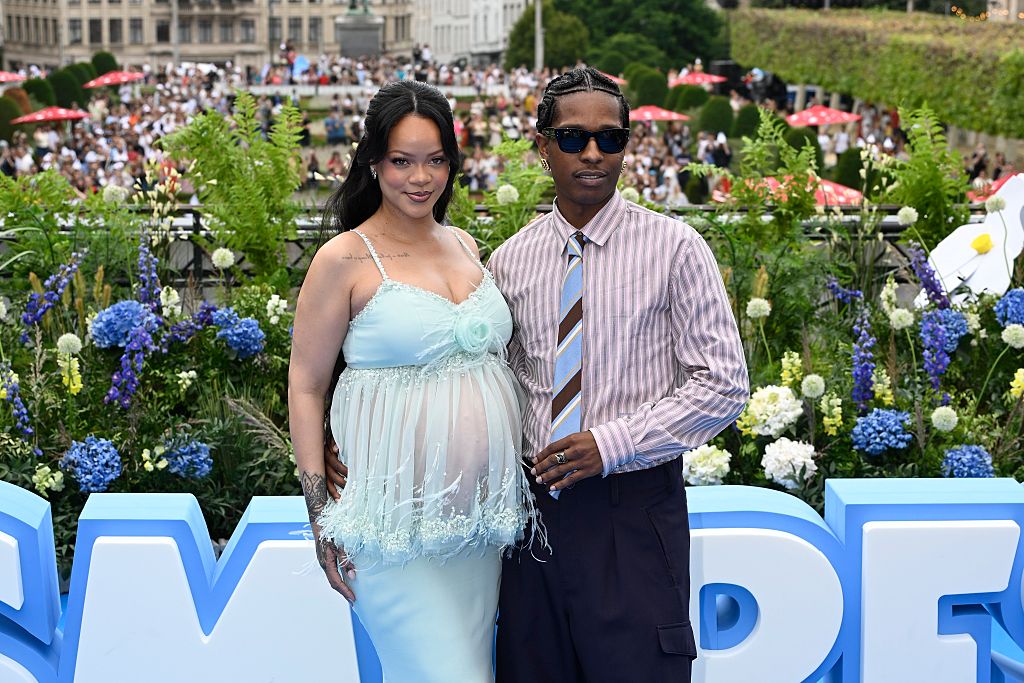 Rihanna Reveals Baby Bump In Custom Chanel at Smurfs Premiere – FameReddir Rihanna Reveals Baby Bump In Custom Chanel at Smurfs Premiere – FameReddir