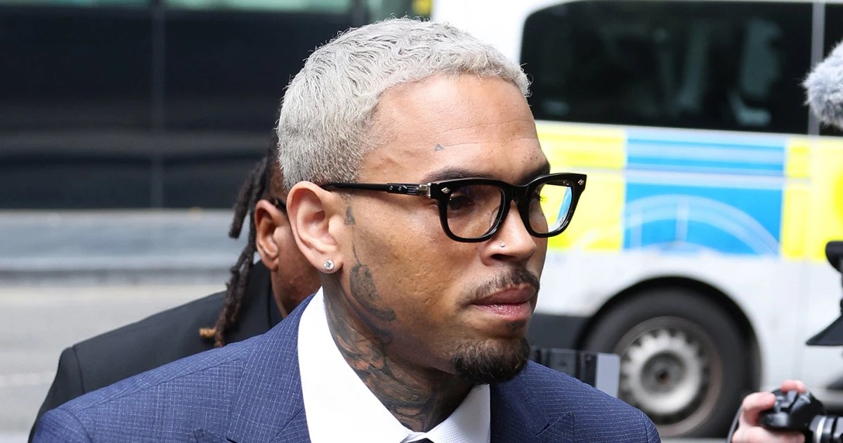 Chris Brown pleads not guilty to 2023 nightclub bottle attack charge in U.K. court – FameReddir